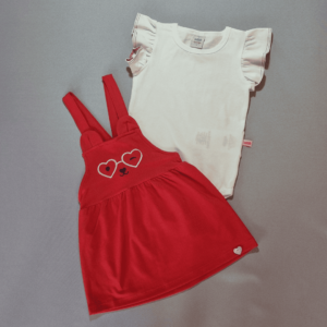 Conjunto Body Branco + Jardineira Vermelha Corações