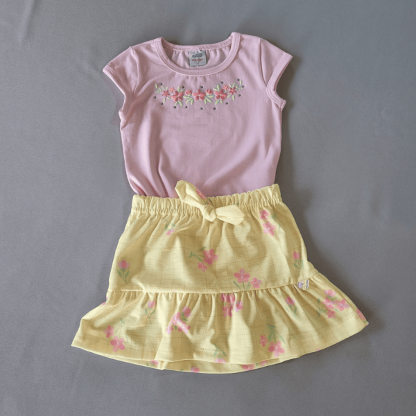 Conjunto Body Rosa + Saia Amarela Floral