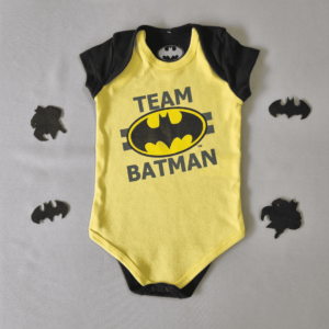 Body “Team Batman” – Versão Amarela | Encantos Únicos