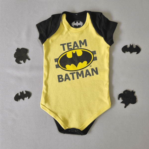Body “Team Batman” – Versão Amarela | Encantos Únicos
