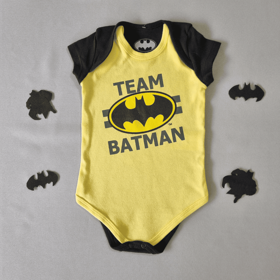 Body “Team Batman” – Versão Amarela | Encantos Únicos