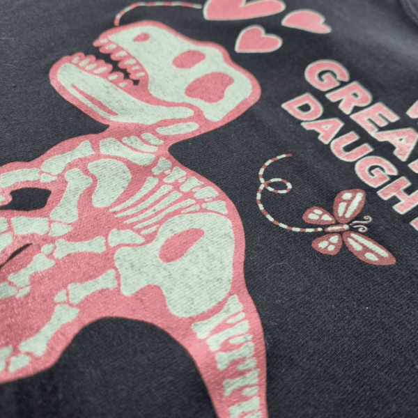 Camiseta Dino Amor Brilhante – Glow Edition | Encantos Únicos - Image 2