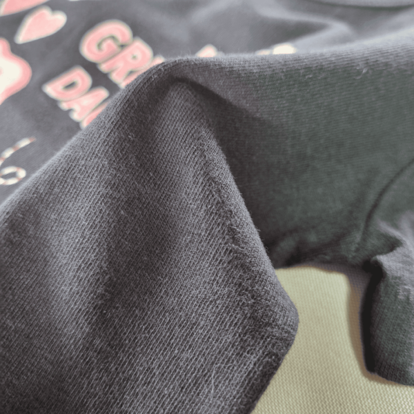 Camiseta Dino Amor Brilhante – Glow Edition | Encantos Únicos - Image 3
